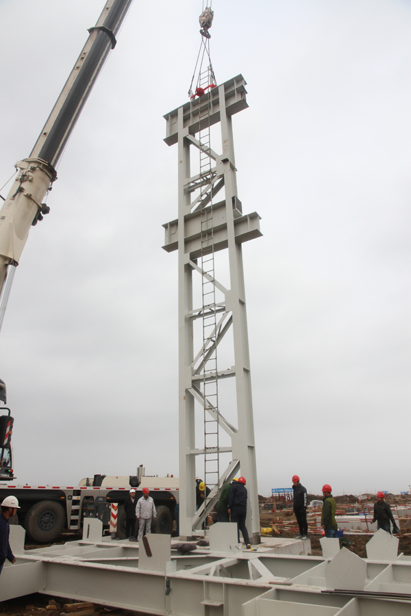 集团施工天津泰富项目举行首根钢柱吊装仪式